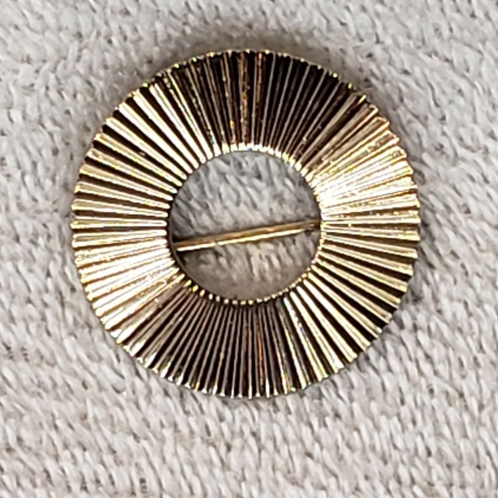 Gold Brooch, Ribbed design Coro - Picture 3 of 6